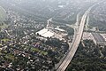 Übergang der B 74 (von links zwischen den Baumreihen kommend) in die A 270 (rechts hinter der Autobahn weiterführend) an der Anschlussstelle Bremen-Nord der A 27