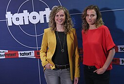 Cornelia Gröschel (Leonie Winkler) und Karin Hanczewski (Karin Gorniak) beim Pressetermin zum Tatort Das Nest