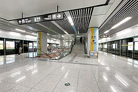 5號線站台中部的換乘樓梯
