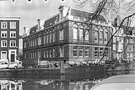 Het gebouw nog met de versieringen op de daklijst (1963)