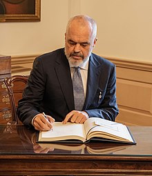 Премьер-министр Албании Эди Рама подписывает гостевую книгу в Государственном департаменте в Вашингтоне, округ Колумбия (5 февраля 2020 г. - обрезано) .jpg