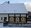 Wohnhaus (Umgebinde) mit rückwärtigem Anbau und Einfriedung