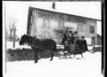 Cattins Haus vor der Erweiterung. Die weisse Fläche, die als Hintergrund für Fotoaufnahmen genutzt wurde, ist hier deutlich zu erkennen.