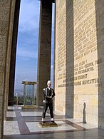 Anıtkabir'de saygı nöbeti tutan bir asker