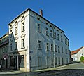 Wohnhaus mit Laden in geschlossener Bebauung und Ecklage, mit Gebäudeflügel in der Brauhausgasse 20 (Neue Apotheke)