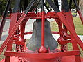 Glocke mit vier Schlägeln einer auf Treasure Island, Kalifornien, ausgestellten Tonne