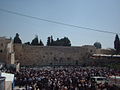 احتشاد اليهود في الساحة قبالة الحائط لأداء صلاة عيد الفصح اليهودي
