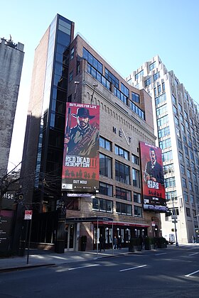 Affiches promotionnelles de Red Dead Redemption II en 2019 à New York, aux États-Unis, avec à gauche le portrait d'Arthur Morgan.