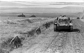 Bundesarchiv Bild 101I-187-0234-15A, Russland, Panzer und Soldaten auf Straße.jpg