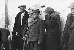 Polish Matczak family among Poles expelled in 1939 from Sieradz in central Poland Bundesarchiv R 49 Bild-0129, Ausgesiedelte polnische Familie.jpg