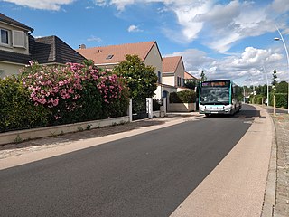 La ligne de bus RATP 297 dans la route de Montjean.