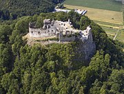 De ruïnes van de burcht Považský hrad boven de stad