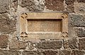 Epitaph (1320) an der Kirche Sant Esteve in Cantallops, Provinz Girona, Spanien