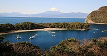 Przylądek Mihama[2] (zachodnie wybrzeże płw. Izu), zatoka Suruga, w głębi Fudżi