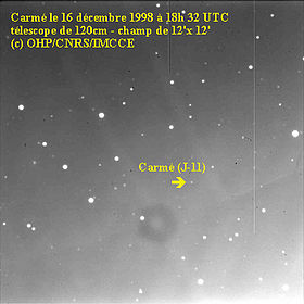 Carmé fotograferet i 1998. Lyset nederst i billedet er genskin fra Jupiter