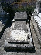 Tumba no cemiterio de Santo Amaro da Coruña.
