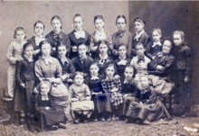 Photographie de classe montrant Zéline Reclus assise parmi ses élèves.