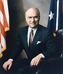 Клейтон Йитер, окончил колледж в 1963, 23-й министр сельского хозяйства США, 13-й Советник президента США.
