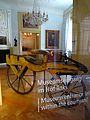 Durchgang zum Innenhof des Kurpfälzischen Museums mit Blick durch Sicherheitsglas in einen Salon auf eine Draisine benannt nach Karl von Drais, dem Entwickler