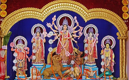 Altar para Durga durante o Durga Puja, em Barddhaman, Bengala Ocidental, Índia (definição 2 542 × 1 575)