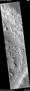 HiWish計劃下高解像度成像科學設備顯示的隕石坑岩層廣角圖，該圖像中的一部分將在隨後的圖像中被放大。