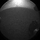Primera fotografia feta pel Curiosity després d'aterrar. Es pot observar la roda del rover (6 d'agost de 2012).