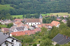 Vue sur une partie du village de Fouchy depuis le réservoir.