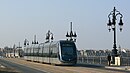 Tramway de Bordeaux franchissant le pont de pierre