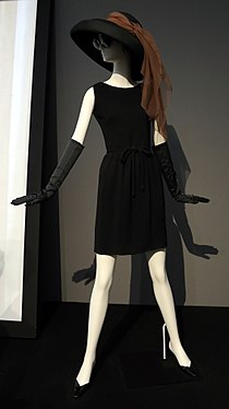 Kort svart klänning som bars av Audrey Hepburn i Frukost på Tiffany's.