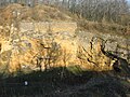 Carrières de Glay/Oncin (Rhône) - vue en plongée du site, avec restes de matériel d'extraction.