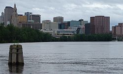 Stadshorison van Hartford soos gesien vanaf die Connecticutrivier