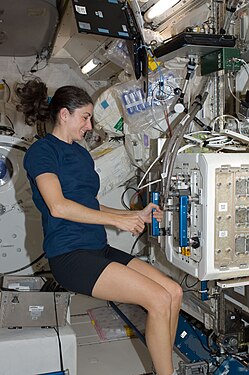 Dans le laboratoire japonais Kibo de la station spatiale.