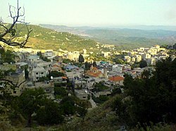 Blick auf Kessab mit der armenisch-apostolischen Kirche der Heiligen Muttergottes