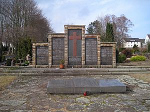 Lendringsen, monument op de begraafplaats ter gedachtenis van de omgekomen dwangarbeiders uit WO II