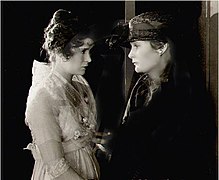 Mae Marsh en els seus dos papers en la pel·lícula Hidden Fires (1918).