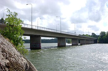 Föregångaren sedd från Huddingesidan 1918 och nuvarande bron sedd från Stockholmssidan 2010