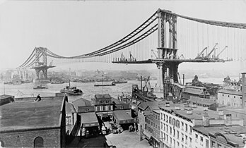 Le pont de Manhattan en construction, le 23 mars 1909. Au premier plan, se trouve le terminal maritime. (définition réelle 3 744 × 2 256)