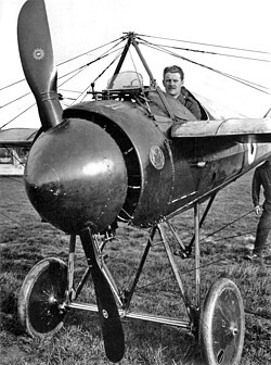 Un Morane Saulnier avec une mitrailleuse et les plaques déflectrices sur l'hélice