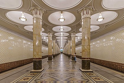 Plataforma da estação Kievskaia (linha Filiovskaia) do metrô de Moscou (definição 5 477 × 3 651)