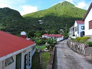 Straat met Mount Scenery in de achtergrond