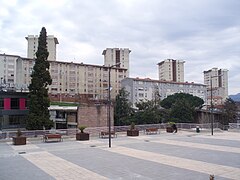 Plaza peatonal, sobre el aparcamiento subterráneo para residentes, entre las calles Zizeruena y Ugarte.