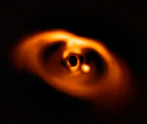 Изображение формирования экзопланеты PDS 70 b, полученное камерой ZIMPOL и приёмником SPHERE Очень большого телескопа