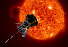 Künstlerische Darstellung der Parker Solar Probe, im Hintergrund ist die Sonne mit Protuberanzen abgebildet.