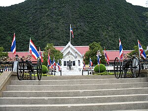 Khao Chang-monto pliiĝante malantaŭ Phang Nga City Hall