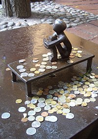 Памятник мальчику и монетки