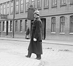 Poliskonstapel på Övre Husargatan iklädd kask, överrock samt vita handskar. (ca. 1910).