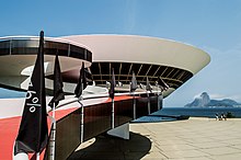 Bandeiras pretas, Progressão, Felippe Moraes, Arte Contemporânea Rio de Janeiro, Museu de Arte Contemporânea de Niterói, Oscar Niemeyer, Jovem artista, land art, arte política, mac niterói