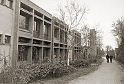 Erster Klassentrakt der Realschule aus der Mitte der 1960er Jahre im Stil des Brutalismus