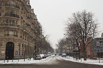 La poste Crozatier à gauche et l'hôpital Saint-Antoine à droite.