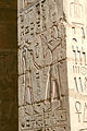 رامسس سوم در مقابل اوپوآوت در نقش‌برجسته‌ای در شهر هابو، مربوط به قبل از میلاد.